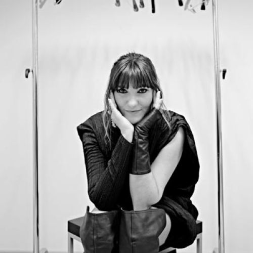 Rozalen sentada posando ante la cámara