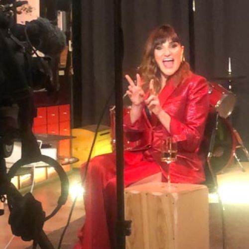 Rozalen sentada realizando una promoción