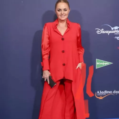 Carmen Morales posando con un traje rojo