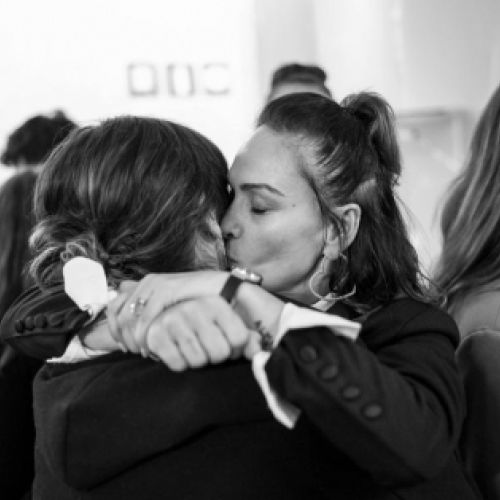 Abrazo emotivo final de rodaje