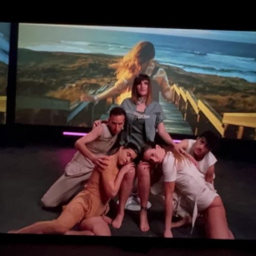 Rozalen finalizando una actuación