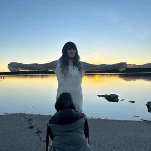 Preparando a Rozalen durante unas grabaciones en exteriores